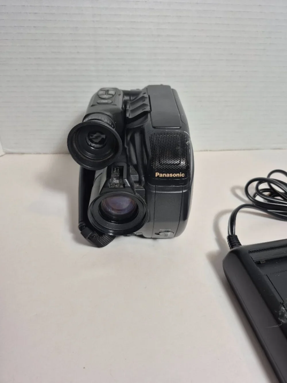 Panasonic PV-IQ384 VHS-C Palmcorder Camcorder w/ Charger See Description